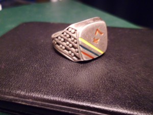 Перстень "к7 и тремя полосами разных цветов???. Серебро.