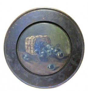 Круглая деревянная пластина с живописью.