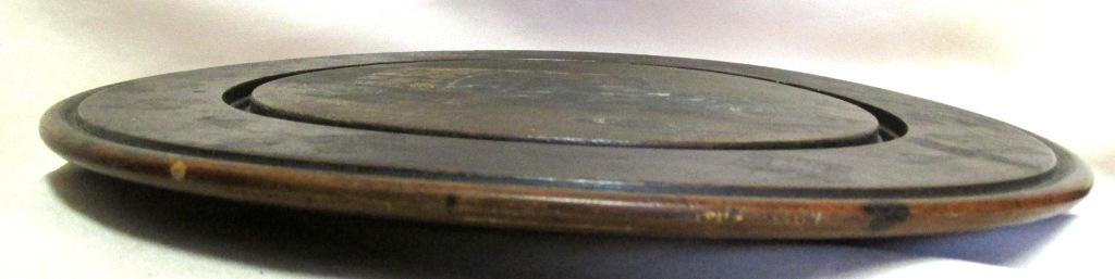 Круглая деревянная пластина с живописью.