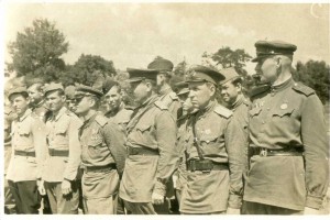 Советские лётчики и польские солдаты. ВОВ.