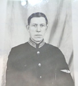 Фото в форме с шевронами и петлицами ГВФ.