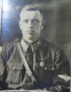 Фото в форме с шевронами и петлицами ГВФ.