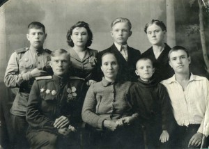 Кавалер ордена АЛЕКСАНДРА НЕВСКОГО,капитан,с семейством.