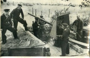 Морские пехотинцы осматривают береговое орудие финск.армии.