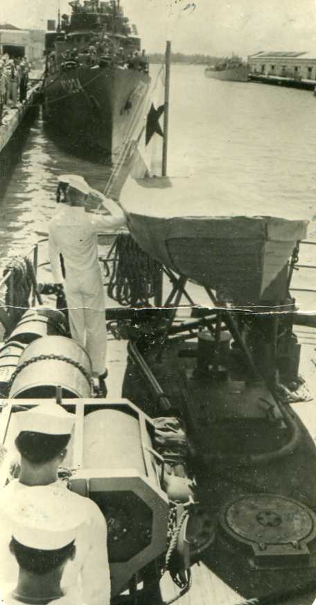 Подъём флага. Истребитель подводных лодок.