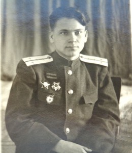 Фото с нашивками за ранения.