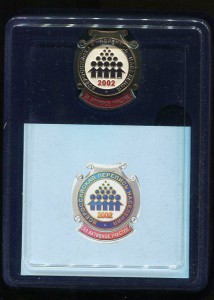 Перепись 2002 и знак с документами в коробках.