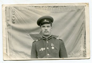 Наградное фото у развернутого знамени части