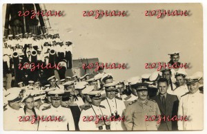 R! Сталин у моряков крейсера "Молотов" - 3 фото...