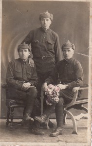 Три красноармейца в обмотках. 1939г. Польша.