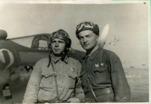 Лётчики А.И.Новиков и ст.лейт.М.А.Волосюк. ДА. октябрь 1942.