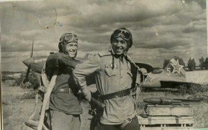 Лётчик,комэск кап. А.В.Климов и возд.стр. В.А.Зорин.1944 г.