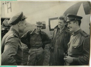 Американские лётчики Б-52 на советском аэродроме.1944 г.
