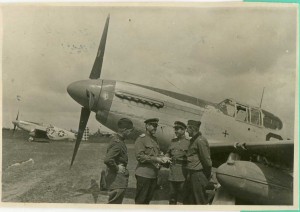 Сов.и амер.лётчики у самолёта "Мустанг"на сов.аэродроме.1944