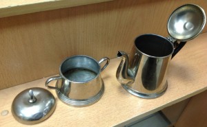 Чайник и сахарница