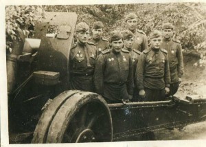 Орудийный расчёт сержанта Е.С.Подобедова. 2 Приб.фр.1944 г.