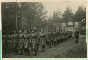 Девушки-бойцы польск.див.им.Костюшко после богослужения.1943