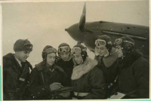 Капитан П.И.Друзенков знакомит лётчиков "Нормандии" с б/з.