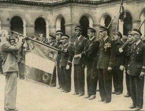 Мин.ав.Франции прикрепляет награду к знамени п-ка "Нормандия