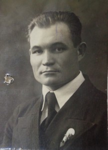 Фото со знаками Инструктор парашютист-30 годов.