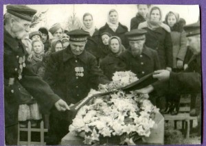 Быв.матросы кр. "Варягъ" возлагают венок на могилу Руднева.