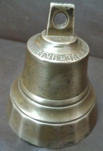 Колокольчик с гранями и надписями.
