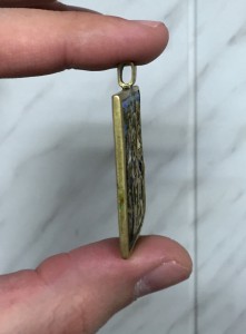 Микроскопическая плашка. Вся в эмалях