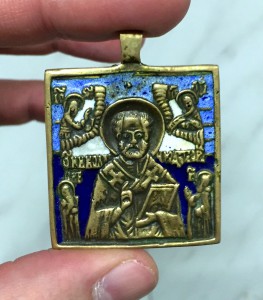 Микроскопическая плашка. Вся в эмалях