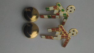 ДВА ЗНАЧКА ФУТБОЛИСТА  ЗОЛОТО 750 ПРОБА ИТАЛИЯ 1990г