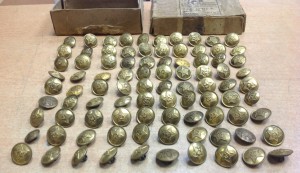 90 пуговиц в коробке Английская поставка?