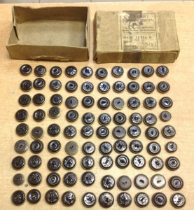 90 пуговиц в коробке Английская поставка?