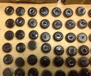 90 пуговиц в коробке Английская поставка?