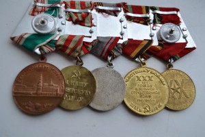 Две колодки с медалями.