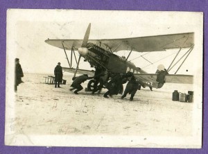 Курсанты авиашколы Ростова-на-Дону проверяют мотор самолёта.