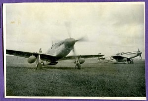 Американские истребители "Мустанг" на советском аэродроме.