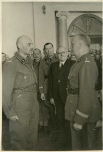 Ген. В.СИКОРСКИЙ принимает рапорт ген.АНДЕРСА.Москва.1941 г.