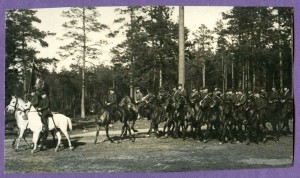 Колонна кавалеристов кавшколы ОСО. Сосновка.1930 г. ЗНАМЯ.