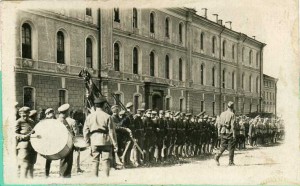 Курсанты 1-х Моск.пулем.курсов. ЗНАМЯ. 1920 г.