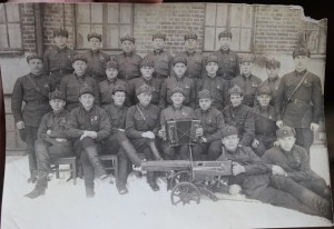 групповое фото с пулеметом максим и с гармошкой