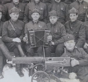 групповое фото с пулеметом максим и с гармошкой