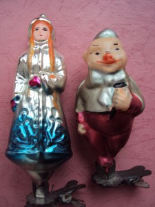 Елочные игрушки на прищепках.