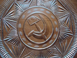 Стеклянный поднос серп и молот.