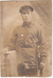 Сабля и револьвер за поясом. :)