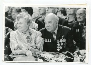 Нардные артисты О Андровская и А Грибов в день 75-летия теат