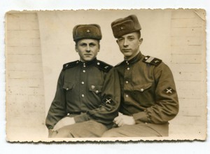 Артелеристы с нарукавными нашивками