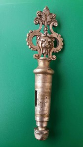 Кран очень красивый огромных размеров.