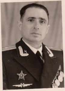 Майор. Еврей. С пришитой Кр. Зв. :)