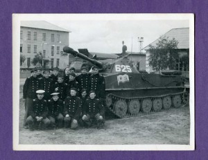 Группа курсантов ВМУ у ПТ-76. 1970-е.