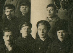 Революционные матросы и солдаты под портретом ТРОЦКОГО. 1920