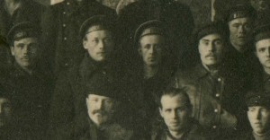 Революционные матросы и солдаты под портретом ТРОЦКОГО. 1920